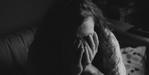 Woman face in hands web 2000x900